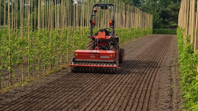 gras zaaien kwekerij Machinaal gras zaaien op een kwekerij