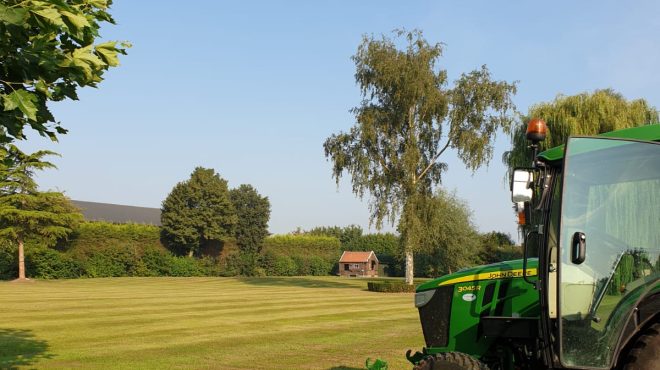 Voorthuizen. (Gazon doorzaaien door Grastotaal.nl) doorzaaien door Grastotaal.nl