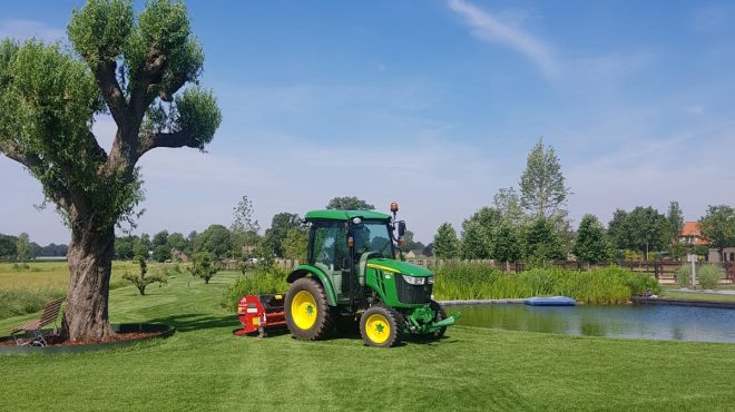 Wadenoijen. (Gazon beluchten door Grastotaal.nl) Gras opnieuw inzaaien Wadenoijen