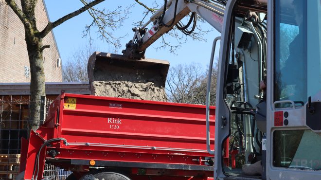 Bezandmachine van Grastotaal wordt gevuld Bezandmachine van Grastotaal wordt gevuld