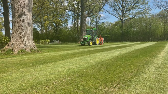 Grastotaal met verticuteermachine in actie Grastotaal met verticuteermachine in actie
