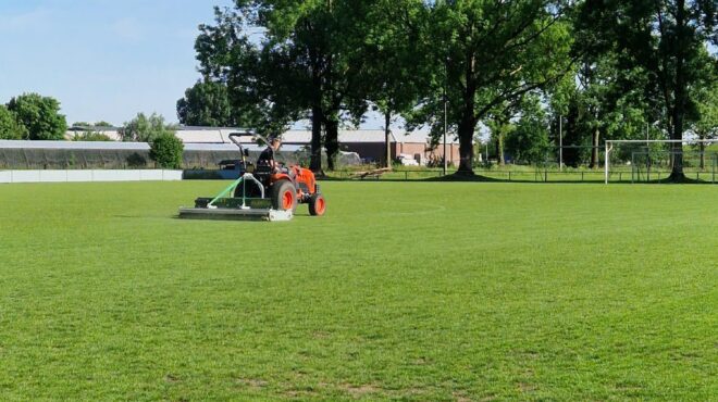 WhatsApp Image 2026-01-12 at 17.27.43 (1) Trekker met machine op een voetbalveld van Grastotaal