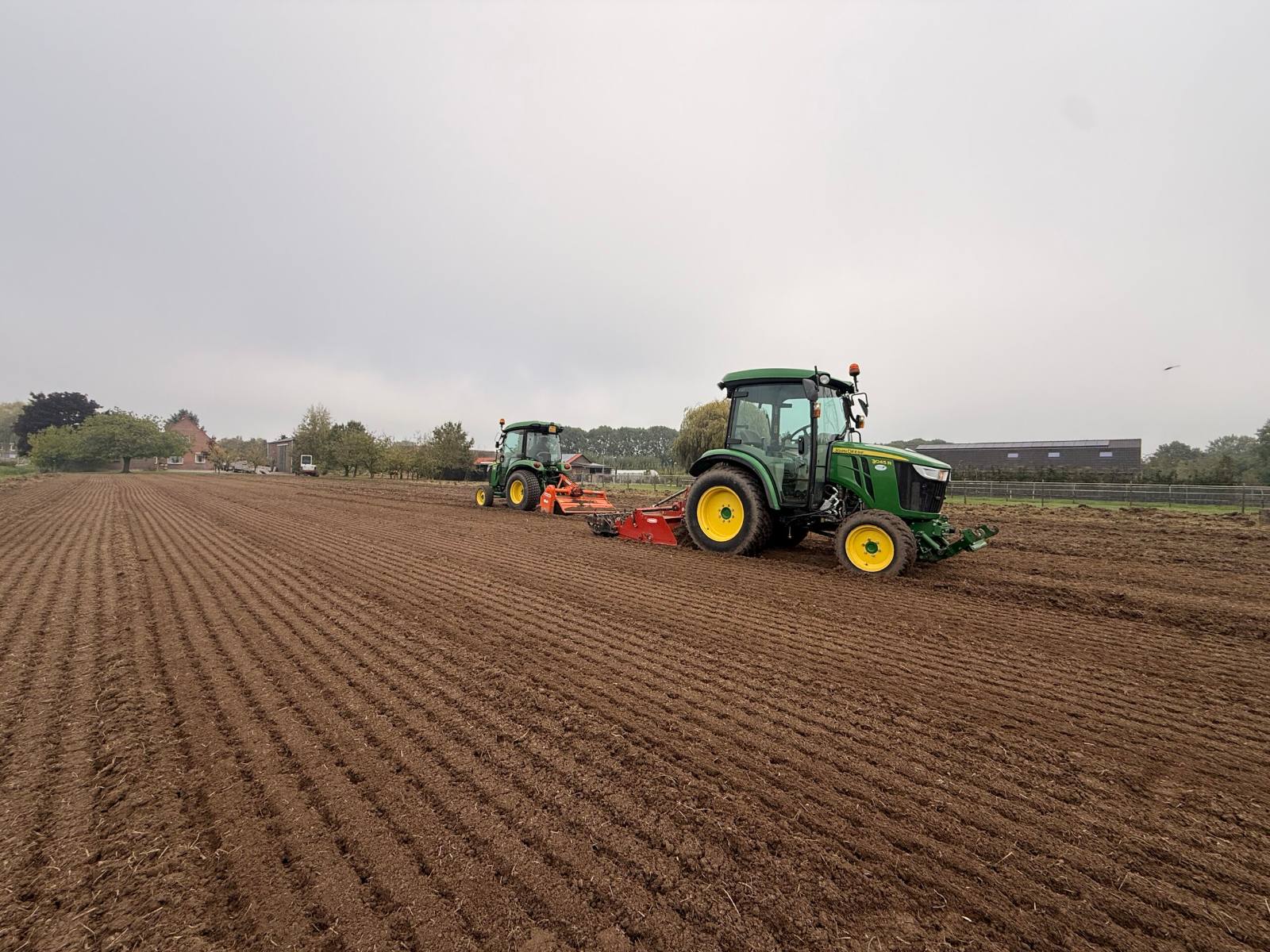 Grondbewerking-voor-het-zaaien-Grastotaal.nl_-scaled-web