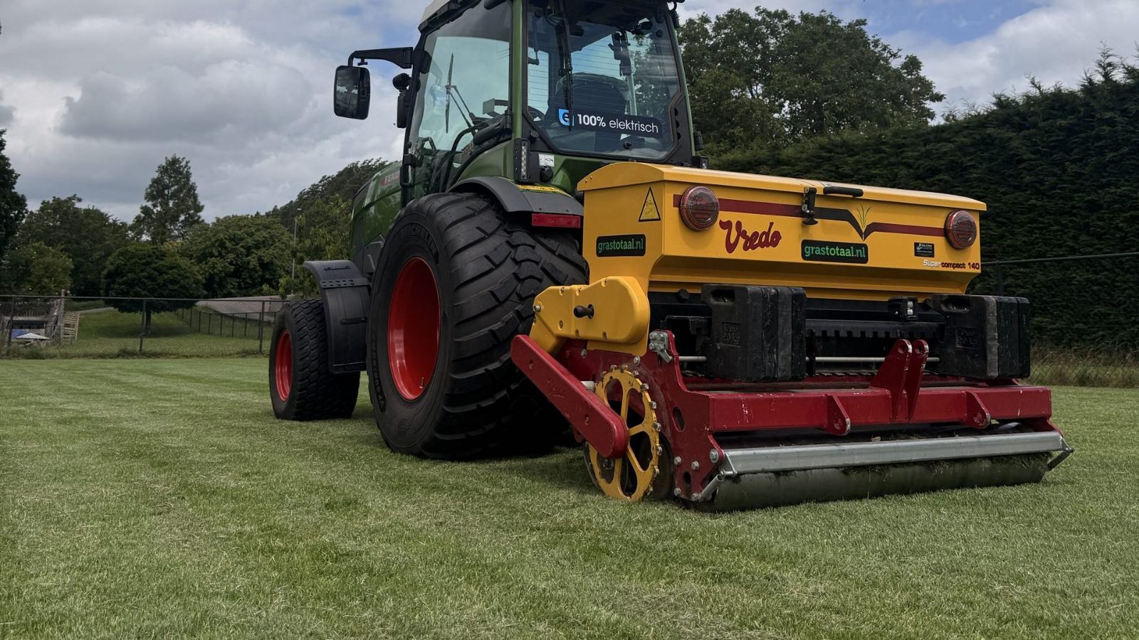Vredo Super Compact doorzaaimachine van Grastotaal in actie op een gazon